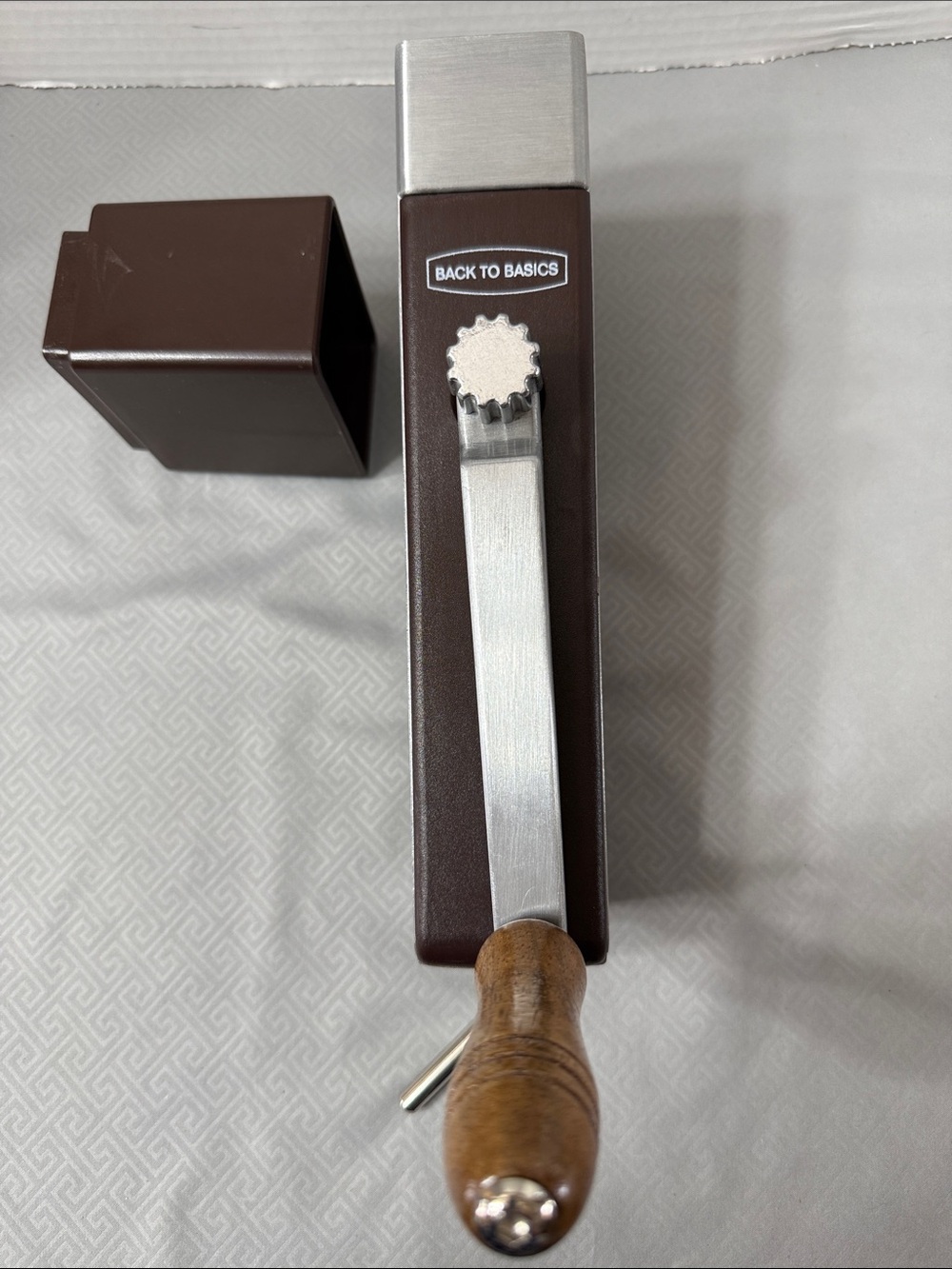 Vtg  Back to Basics Manual Hand Crank Wood Handle Grain Mill Grinder Model #555 - Picture 6 of 14